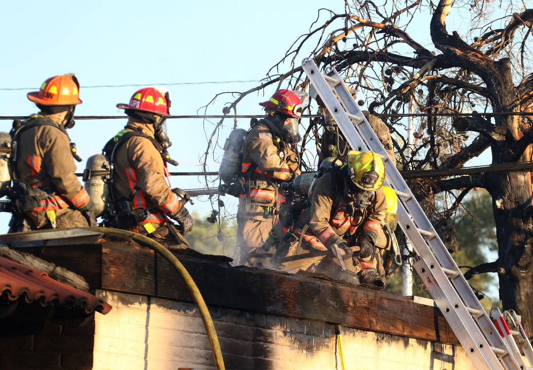 Bomberos del Condado de Clark y Las Vegas combaten un incendio en un área comercial en 824 E. ...