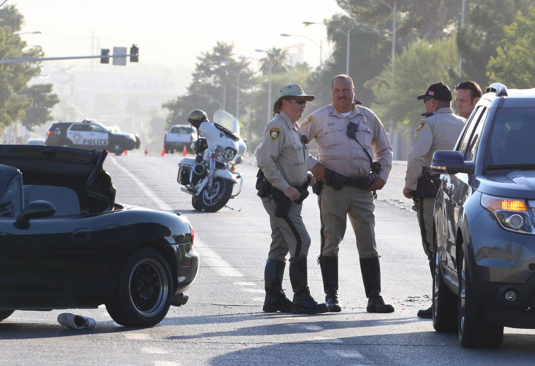 La policía de Las Vegas investiga un accidente en Harmon Avenue y Sandhill Road en el este de ...