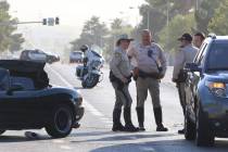 La policía de Las Vegas investiga un accidente en Harmon Avenue y Sandhill Road en el este de ...