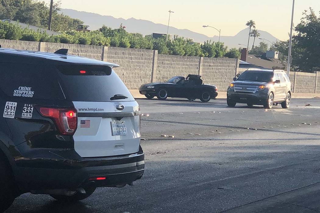 La policía de Las Vegas investiga un accidente en Harmon Avenue y Sandhill Road en el este de ...