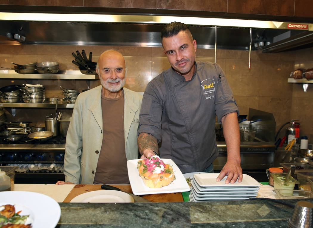 Sami Ladeki, izquierda, propietario de Toasted Gastrobrunch, y el chef ejecutivo, Alfie Szepret ...