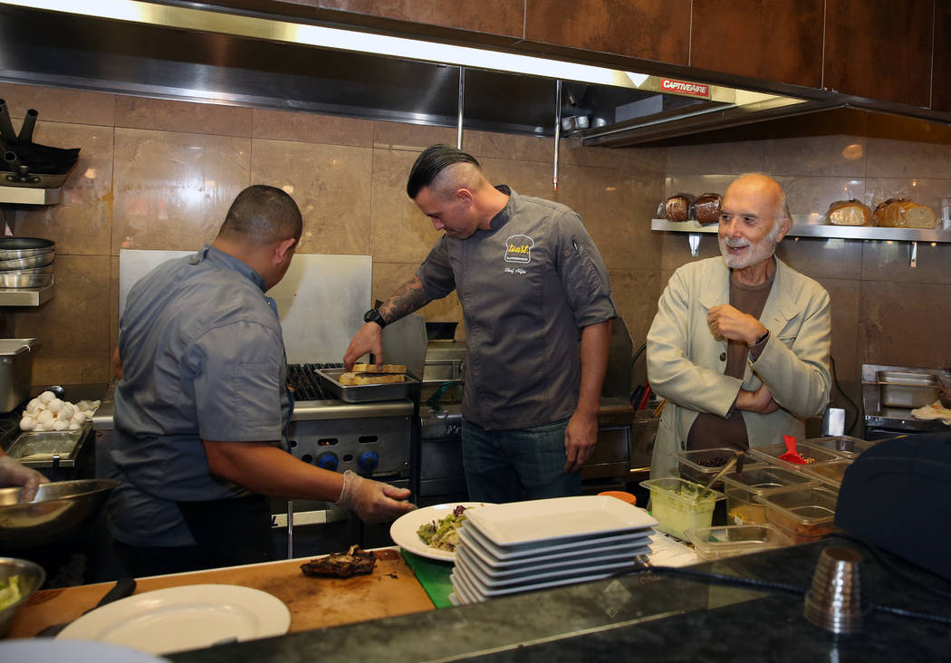 Sami Ladeki, derecha, propietario de Toasted Gastrobrunch, revisa su cocina en 9516 W.Flamingo ...