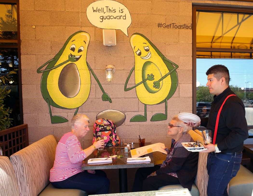 Los clientes comen en Toasted Gastrobrunch en 9516 W.Flamingo Road el jueves, 3 de octubre de 2 ...