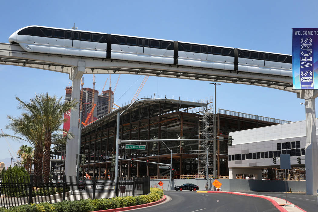 El monorraíl de Las Vegas pasa la expansión del Centro de Convenciones de Las Vegas el martes ...