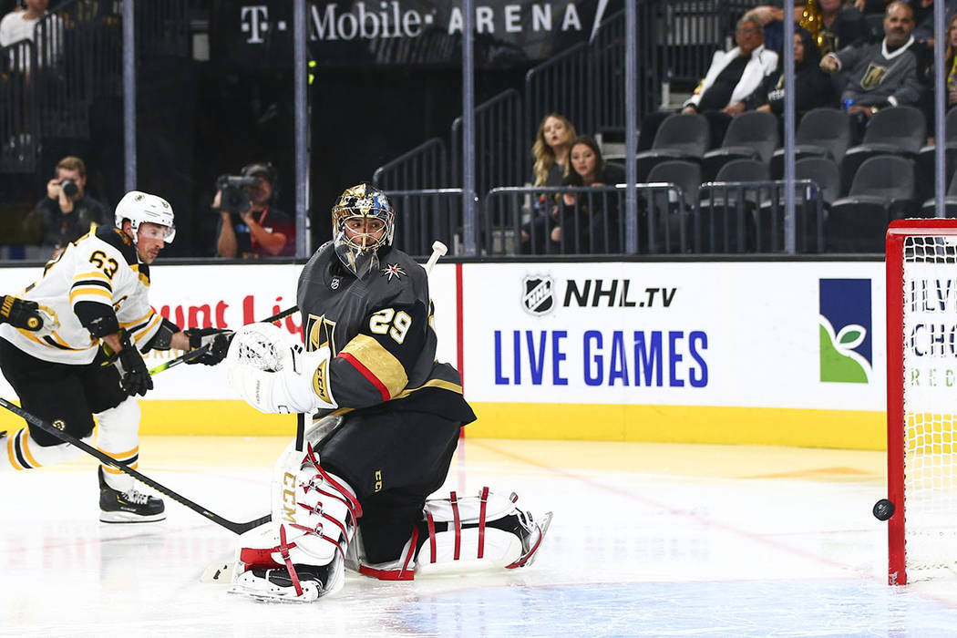 Brad Marchand (63), de Boston Bruins, marca un gol ante el portero de los Golden Knights, Marc- ...