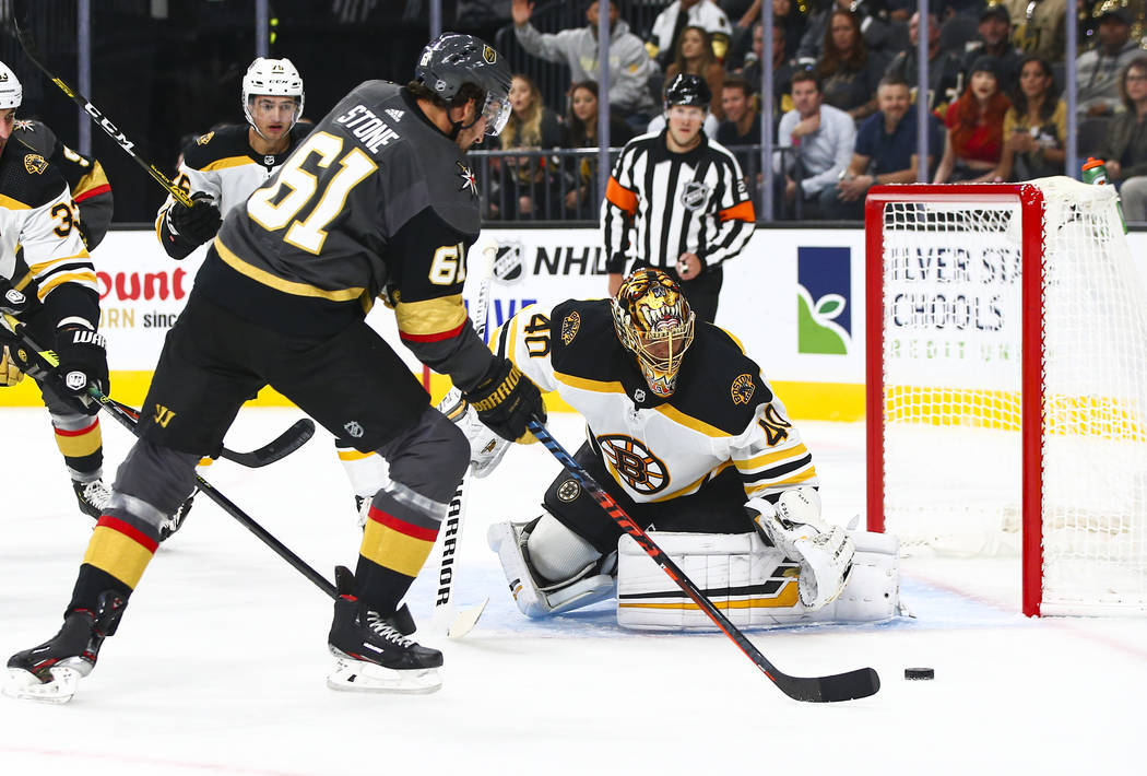 Mark Stone (61), de los Golden Knights, intenta pasar el disco ante el portero de los Bruins, T ...