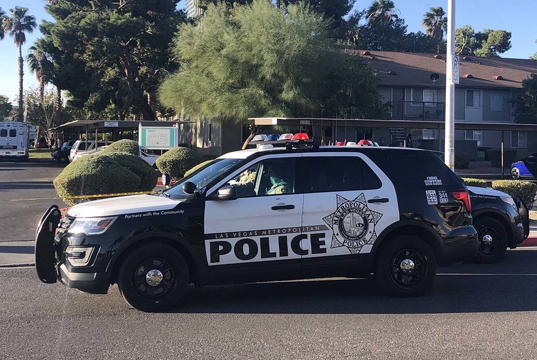 La policía de Las Vegas investiga una muerte a tiros en un complejo de apartamentos en la cuad ...