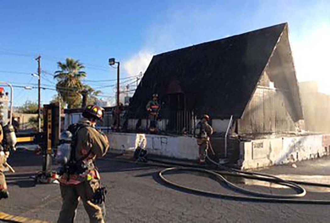 Los equipos del Departamento de Bomberos de Las Vegas apagaron un incendio en un restaurante va ...