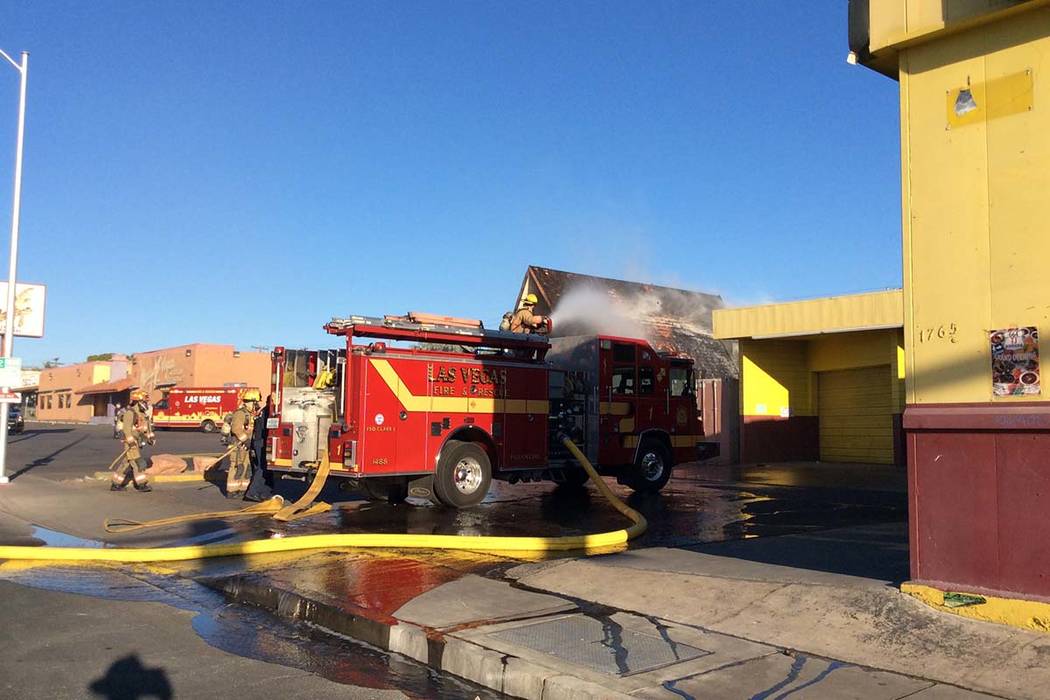 Los equipos del Departamento de Bomberos de Las Vegas apagaron un incendio en un restaurante va ...