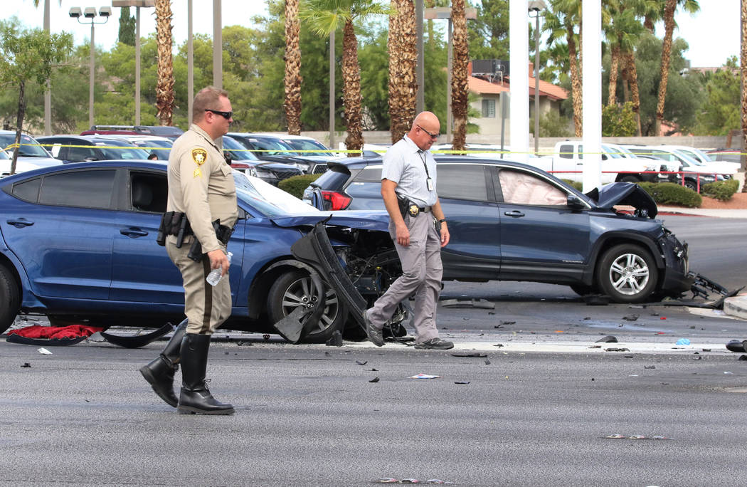 La policía de Las Vegas investiga un accidente fatal en la intersección de Sahara Avenue y St ...