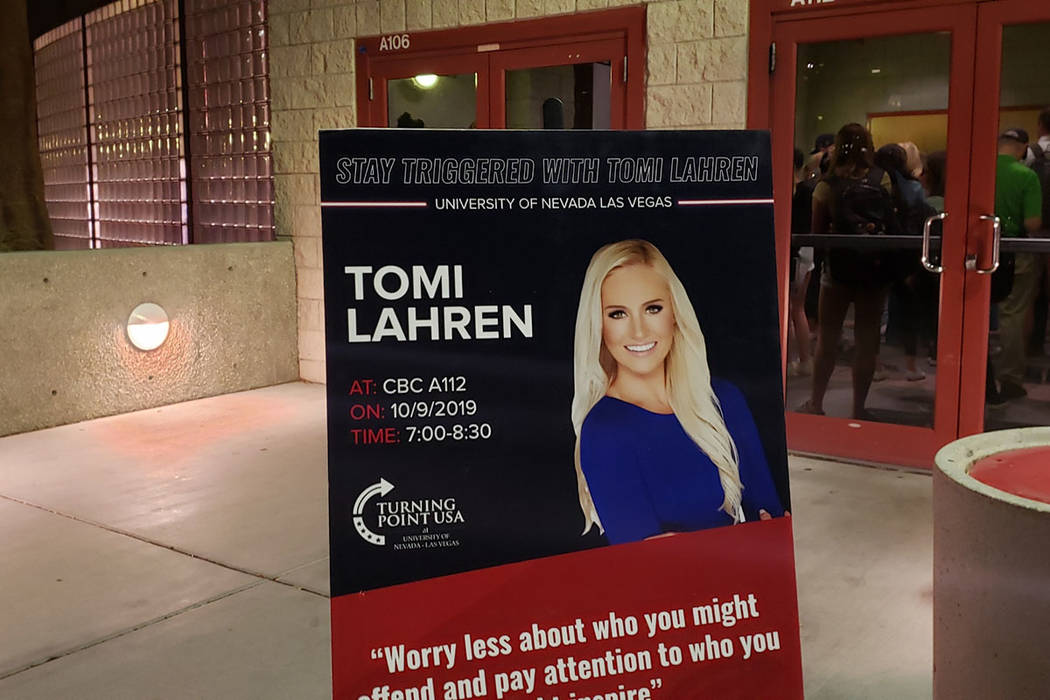 La ex alumna de la UNLV, Tomi Lahren, regresó al campus el miércoles 9 de octubre de 2019 par ...
