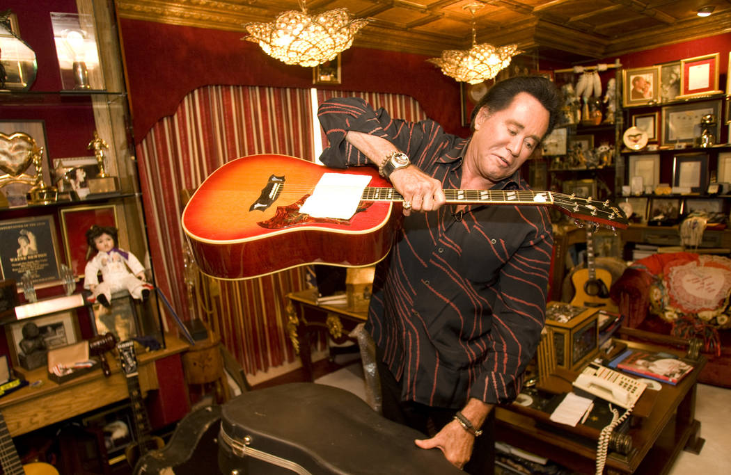 Wayne Newton sostiene una guitarra que fue un regalo de Elvis Presley, en el rancho Casa de She ...