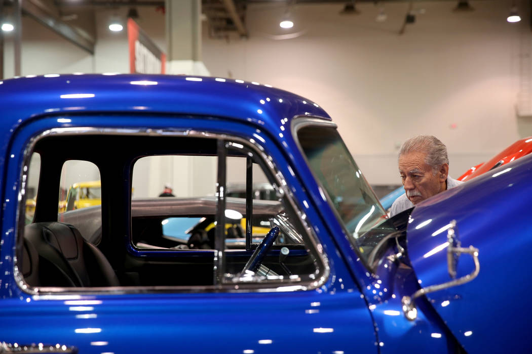 Bob Gutiérrez, de Las Vegas, revisa una camioneta Chevrolet 3100 de 5 ventanas de 1952 que est ...