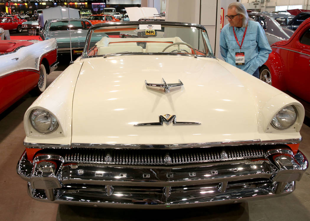 Earl Brady de Las Vegas echa un vistazo al convertible Mercury Montclair de 1956 que estará en ...