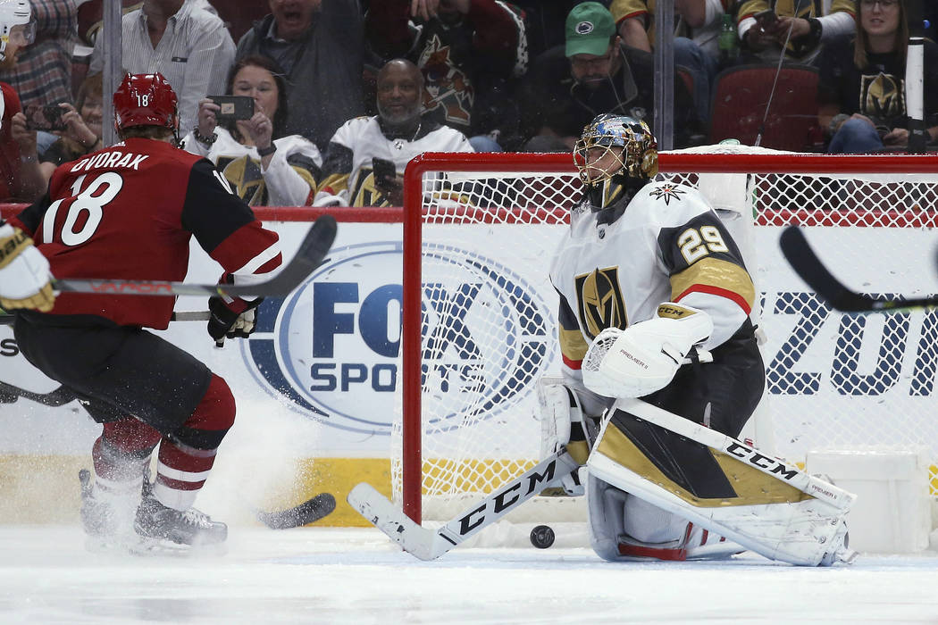 El portero de los Vegas Golden Knights, Marc-André Fleury (29) cede un gol a Conor Garland de ...