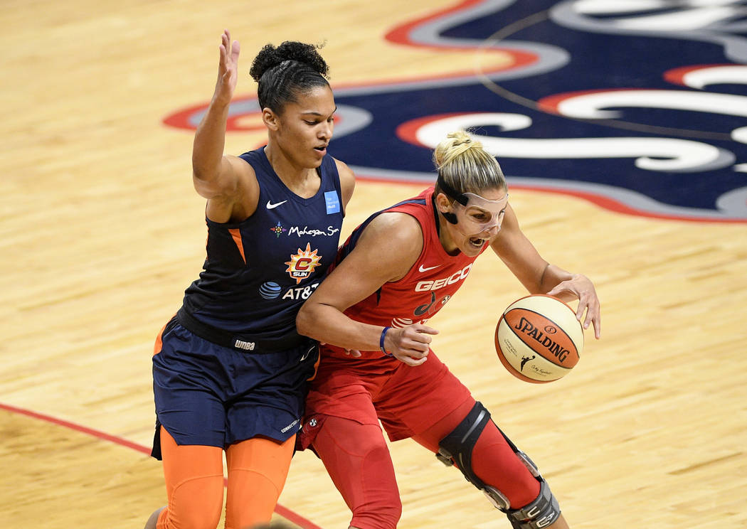 La pívot de las Washington Mystics, Elena Delle Donne, a la derecha, bota el balón junto a la ...