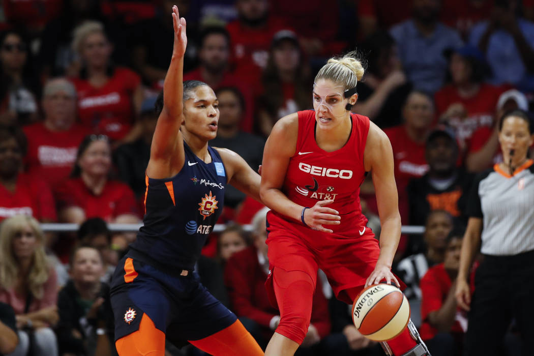 La pívot de las Washington Mystics, Elena Delle Donne, a la derecha, bota el balón junto a la ...