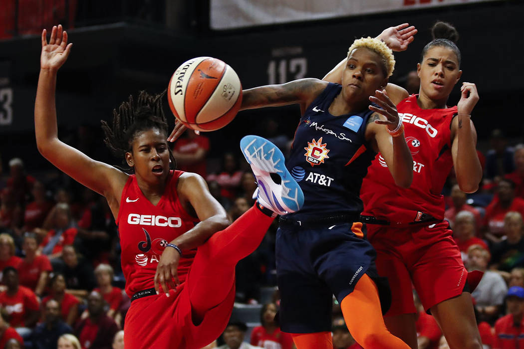 La escolta de las Washington Mystics, Ariel Atkins, a la izquierda, la escolta de las Connectic ...