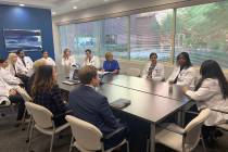 La congresista Susie Lee visitó el Hospital y Centro Médico Southern Hills el martes8 de octu ...