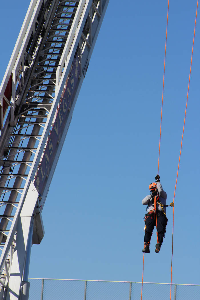 Hasta 100 pies de altura escala un bombero de solo una cuerda. Sábado 12 de octubre de 2019 en ...
