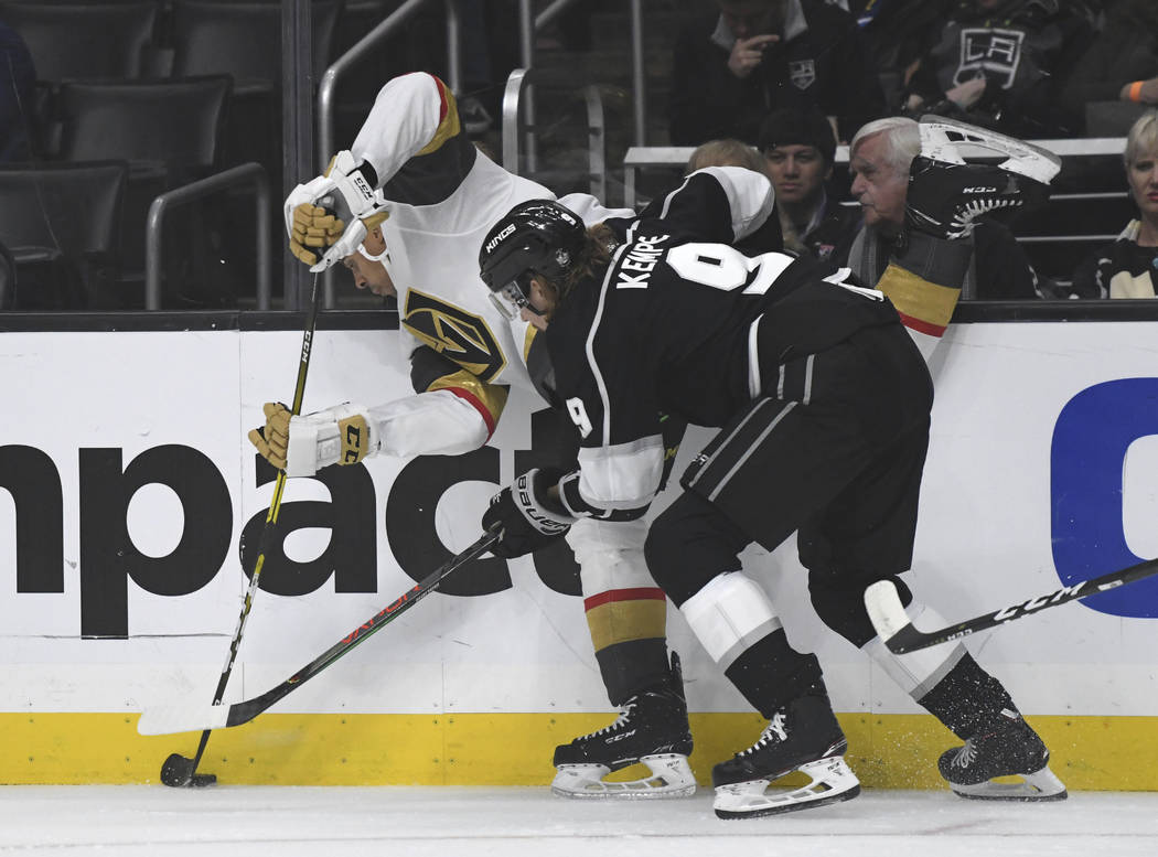 El ala derecha de Los Angeles Kings, Adrián Kempe, de Suecia, a la derecha, derriba al ala der ...