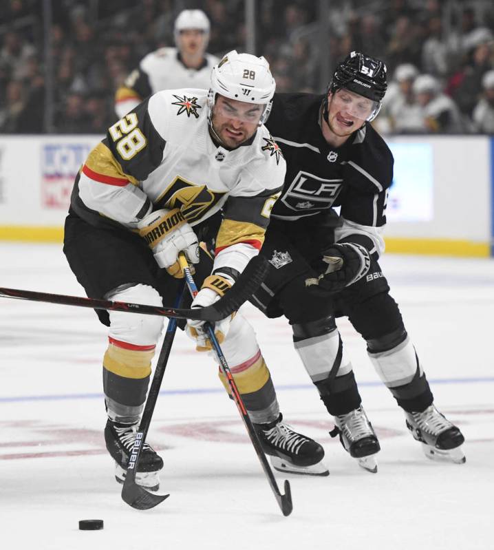 El ala izquierda de los Vegas Golden Knights, William Carrier, izquierda, y el ala izquierda de ...