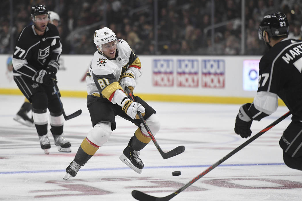 El centro de los Vegas Golden Knights, Jonathan Marchessault (81), dispara contra Los Ángeles ...