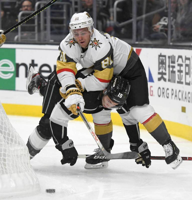 El centro de los Golden Knights de Las Vegas Jonathan Marchessault, arriba, sofoca al defensa d ...