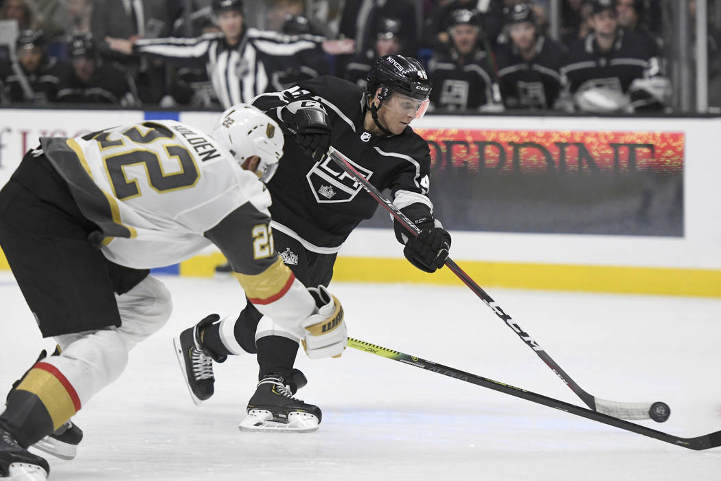 El centro de Los Ángeles Kings, Blake Lizotte, dispara mientras el defensa de los Golden Knigh ...