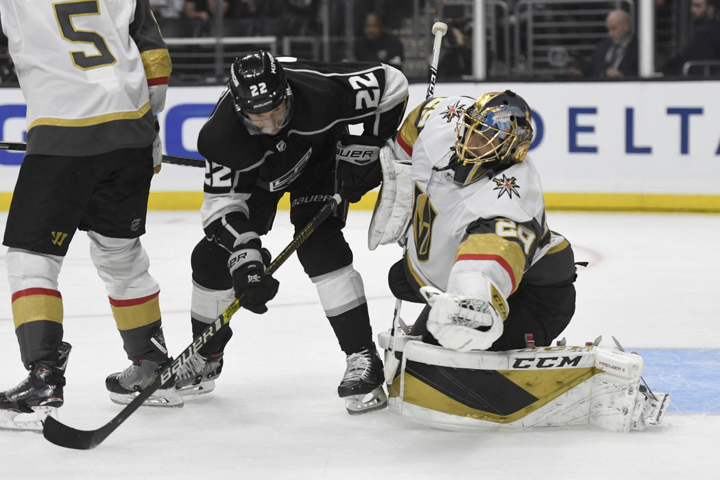 El portero de los Golden Knights de las Vegas, Marc-Andre Fleury, hace un bloqueo mientras el c ...