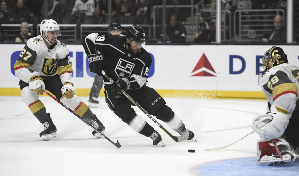 El centro de Los Ángeles Kings, Alex Iafallo, dispara contra el portero de los Golden Knights ...