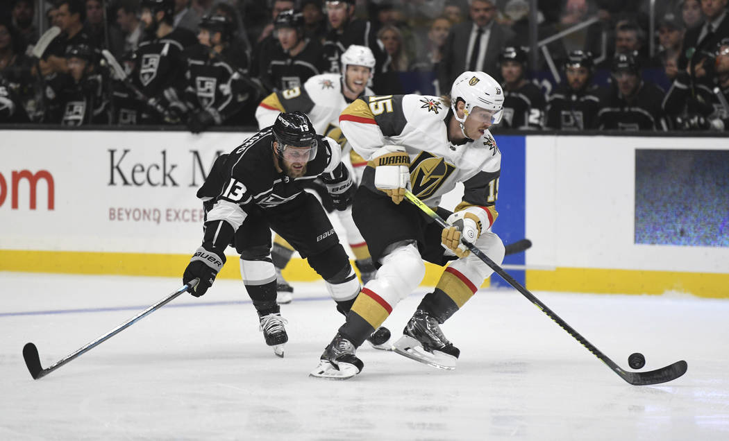 El defensor de los Golden Knights de Las Vegas, Jon Merrill, intenta liberar el puck mientras e ...