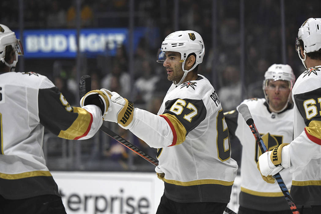 El ala izquierda de los Vegas Golden Knights, Max Pacioretty (67), es felicitado después de an ...