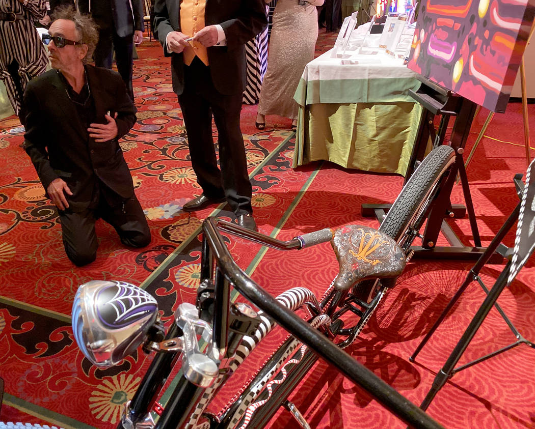 Tim Burton firma una bicicleta personalizada de Brad Marlon para subastarla durante la hora del ...