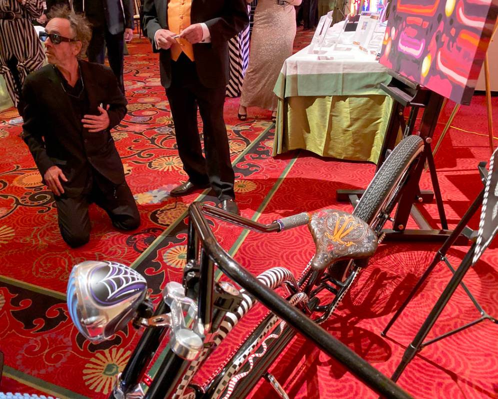 Tim Burton firma una bicicleta personalizada de Brad Marlon para subastarla durante la hora del ...