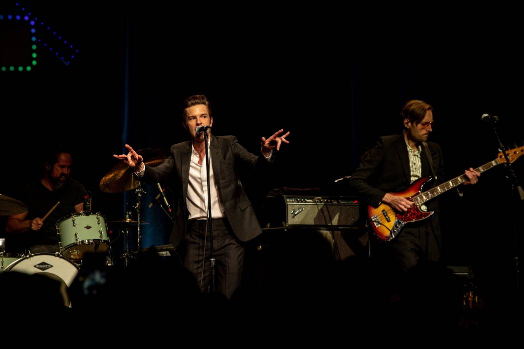 Brandon Flowers de The Killers se presenta en el Boneyard Ball anual del Museo Neón en Encore ...