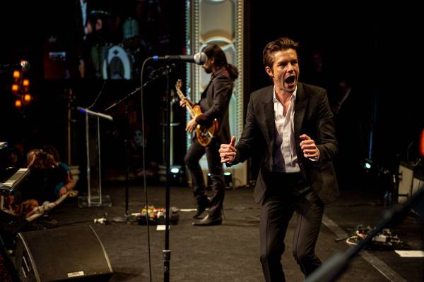 Brandon Flowers de The Killers se presenta en el Boneyard Ball anual del Museo Neón en Encore ...