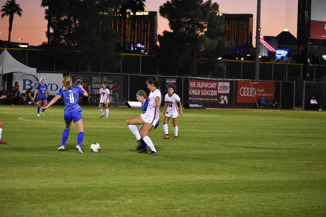 UNLV generó varias oportunidades de gol ante Air Force, pero sus rivales fueron más efectivas ...