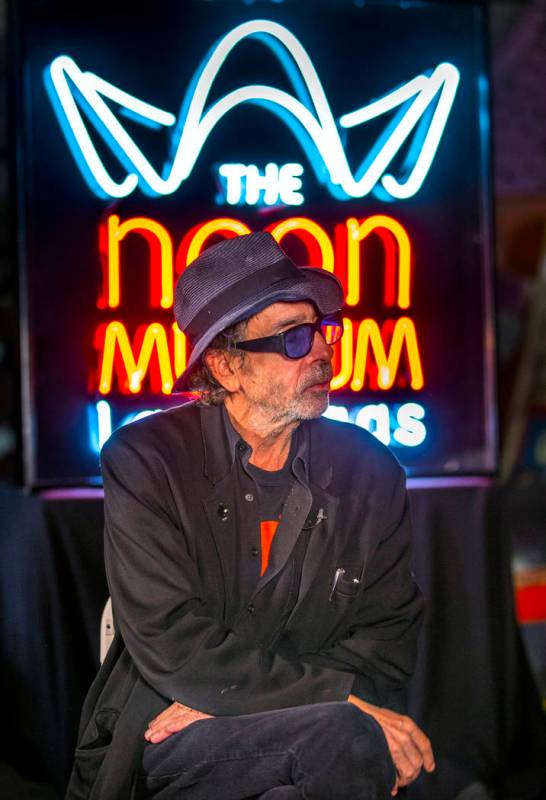 El director y artista Tim Burton habla sobre su nueva exposición de arte "Lost Vegas @Neon Mus ...