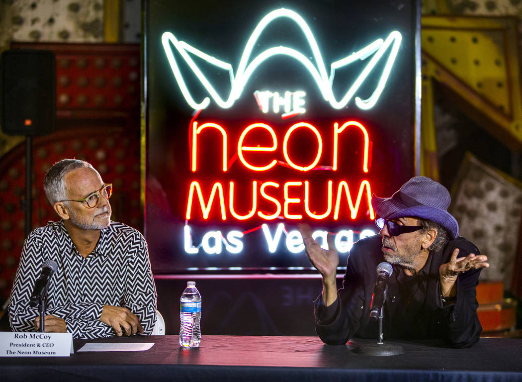 El director y artista Tim Burton, a la derecha, habla con el presidente y director ejecutivo de ...