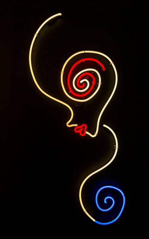 La pieza de arte "Spiral-Eyed Girl" de Tim Burton cuelga en su exposición de arte "Lost Vegas ...