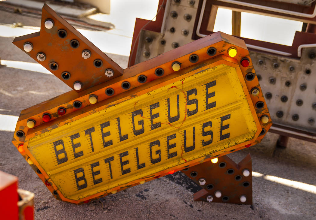 La pieza de arte "Betelgeuse Sign" de Tim Burton en su exposición de arte "Lost Vegas @Neon Mu ...
