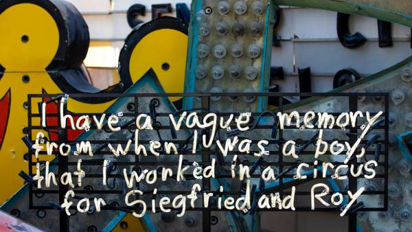 La pieza de arte "Penguin Boy Poem" de Tim Burton en su exposición de arte "Lost Vegas @Neon M ...