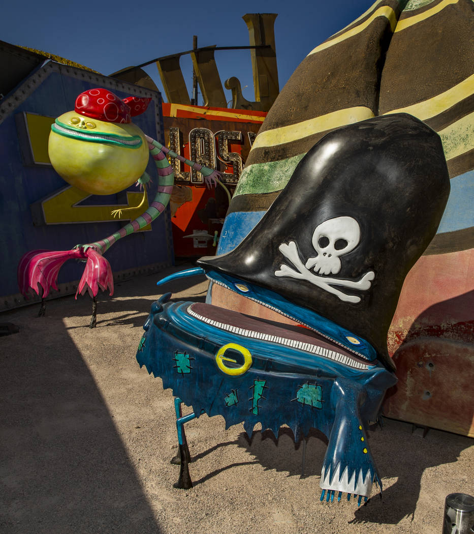 La pieza de arte "Pirates" de Tim Burton en su exposición de arte "Lost Vegas @Neon Museum" el ...