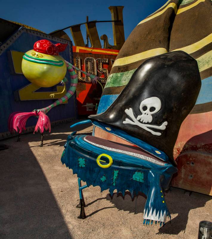 La pieza de arte "Pirates" de Tim Burton en su exposición de arte "Lost Vegas @Neon Museum" el ...