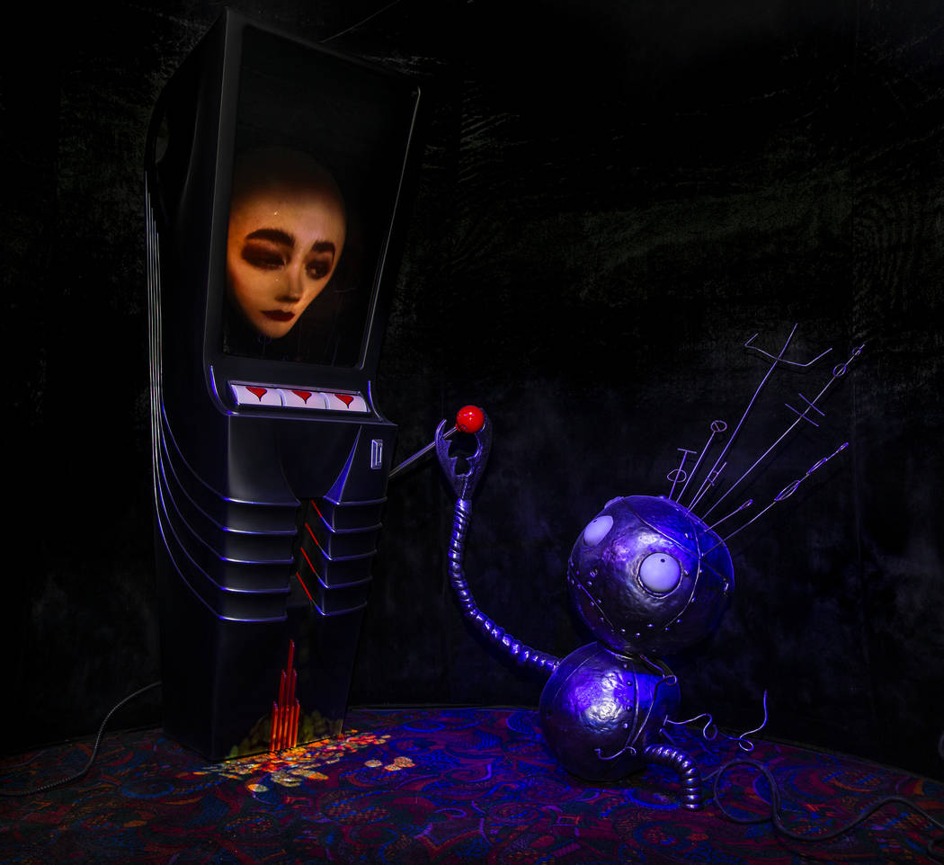 La pieza de arte "Robot Boy and Slot Machine" de Tim Burton en su exposición de arte "Lost Veg ...