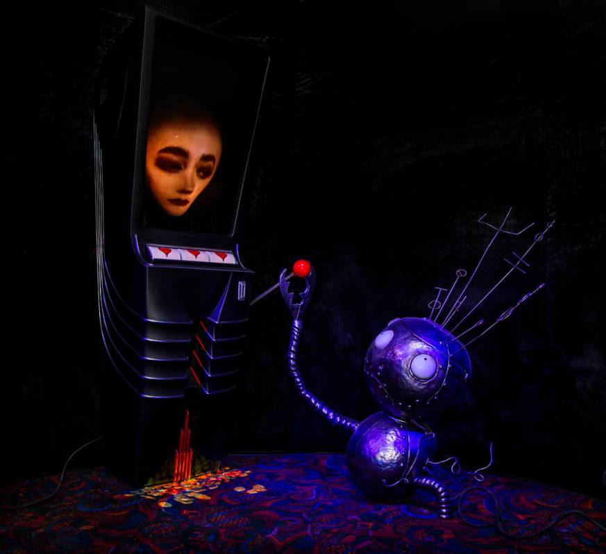 La pieza de arte "Robot Boy and Slot Machine" de Tim Burton en su exposición de arte "Lost Veg ...