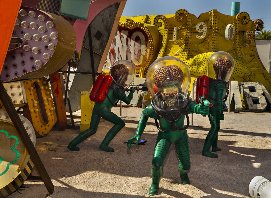La pieza de arte "Martians" de Tim Burton en su exposición de arte "Lost Vegas @Neon Museum" e ...