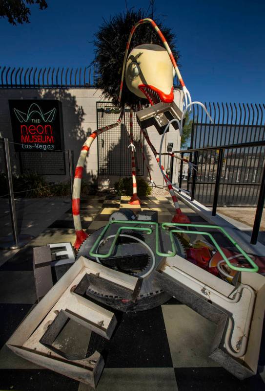 La pieza de arte "Alien Ex" de Tim Burton en su exposición de arte "Lost Vegas @Neon Museum" e ...
