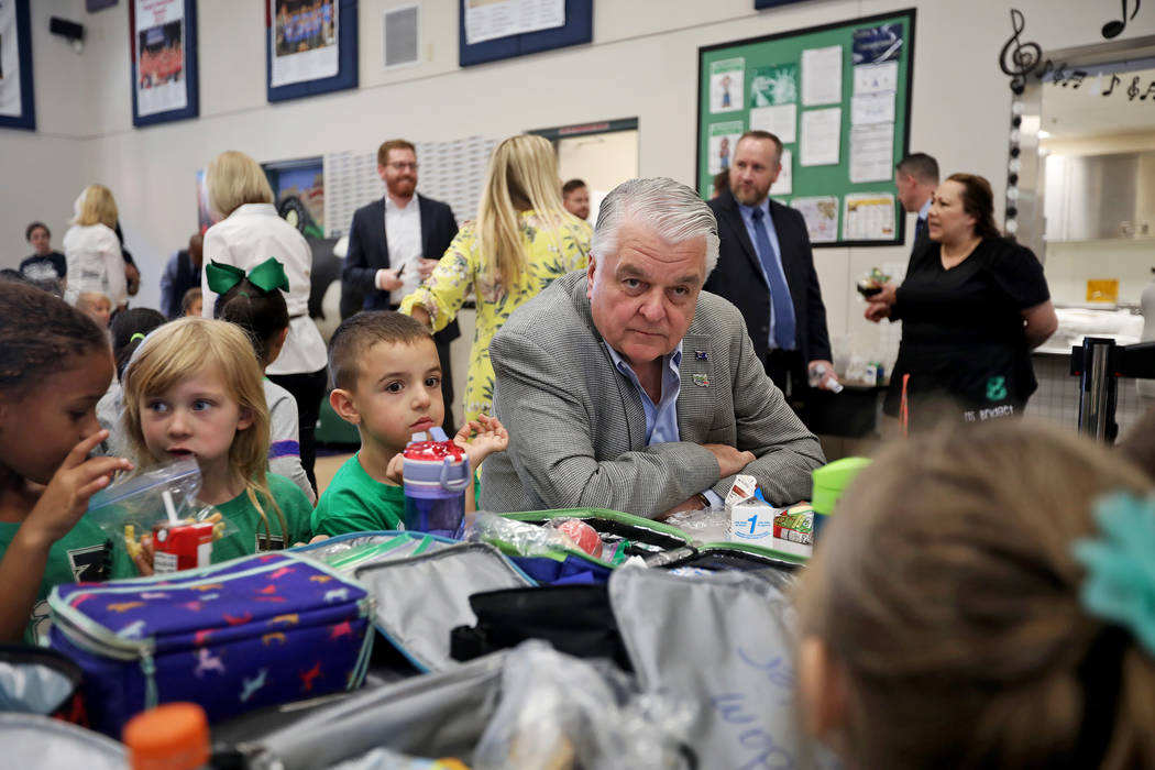 El gobernador Steve Sisolak almuerza con Cade Christafaris, 5, desde la izquierda, Elizabeth Be ...